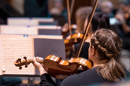 一个小提琴家在交响乐团的音乐会上演奏玩家交响乐小提琴家艺术家演员音乐家戏剧乐队仪器天赋图片