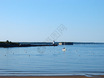 码头断水灯塔“大光”的海滩 在倾角岩小湾尽头图片
