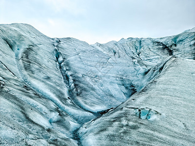 冰岛Jokulsarlon冰川上的蓝色冰层的近距离观察假期环境风景峡湾探索冰山戏剧性材料旅行天空图片