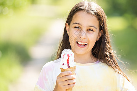 爱吃冰淇淋的可爱女孩背光衬衫幸福奶油微笑胡扯锥体青年童年学校阳光高清图片素材