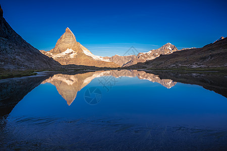 金色日出时的马蓬 反射在瑞士里菲尔湖图片