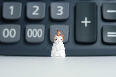 新娘的婚纱预算 微型人物插画概念 站在计算器上方的女人 图片照片女性花束已婚裙子金融妻子马夫插图储蓄幸福图片