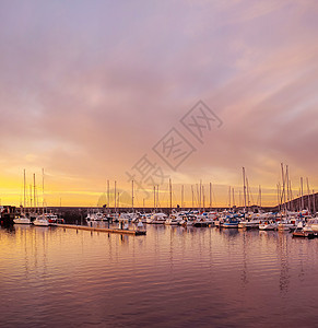 挪威博多日落时停靠在水港的私人游艇的美景 黎明时分在船坞的航海运输船和小船 然后在海洋 大海或湖泊上航行图片