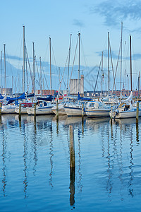 一群小船停靠在博多港 航行游艇风景视图在游轮港口和海湾在黄昏 海边港口的波纹水天 可供钓鱼或出国旅游度假图片