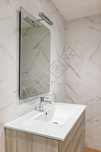 简单和现代的洗手间 有大理石砖 水槽和镜子盆地龙头建筑学脸盆酒店装饰极简地面浴室房间图片