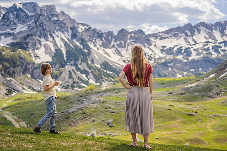 黑山美丽的杜米托尔国家公园杜米托尔山湖景中的母亲和儿子家庭 那里有湖泊冰川和反射山假期天空男人男生阳光高原国家冒险山脉顶峰图片