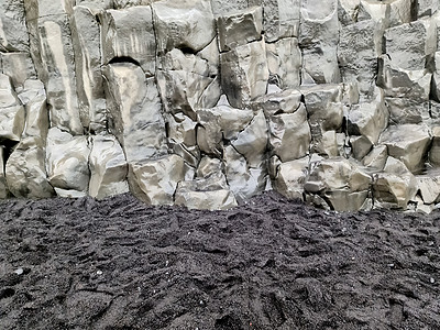 冰岛无尽黑滩上令人惊叹的玄武岩结构柱状悬崖石头露头火山柱子材料节理管风琴天空图片