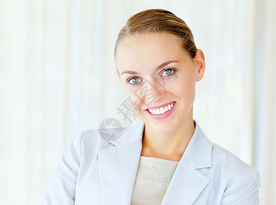 微笑反对明亮的背景的逗人喜爱的女商务人士 一个微笑的年轻女商务人士的画象有copyspace的图片