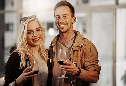 在一起的时候最开心的就是 一对情侣喜欢喝杯酒的年轻夫妇的剪裁肖像图片