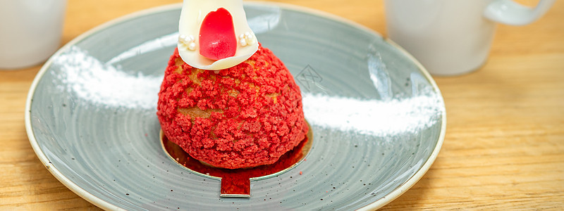 红甜点苏蛋糕在盘子上食物糕点小吃享受款待午餐手工桌子面包奶油图片