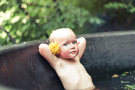 热浴缸里的温泉里有趣的婴儿女孩热带游泳黑发假期享受护理增值税游客女士图片