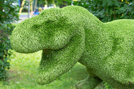 由公园草地制成的装饰性恐龙图片