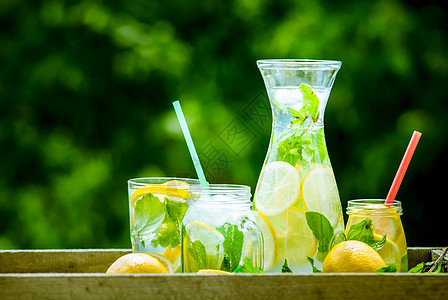 罐装自制柠檬水苏打派对投手食物稻草茶点饮料水果果汁桌子图片