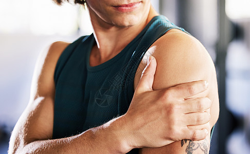 一名白人男子在健身房训练时扶着酸痛的肩膀的特写镜头 锻炼期间因关节骨折和肌肉发炎而导致手臂疼痛的人 与僵硬的身体痉挛作斗争 导致图片