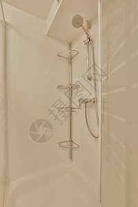 淋浴小屋附近的Sinks和浴缸反射镜子建筑学卫生间玻璃卫生水平住宅盒子房子图片