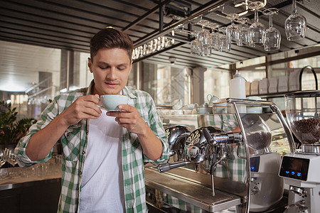 在咖啡店上班的男美男子司面师快乐柜台企业家早餐员工工人杯子职员机器男人图片