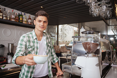 在咖啡店上班的男美男子司面师职业职员享受精神咖啡师咖啡机生意男性餐厅食堂图片