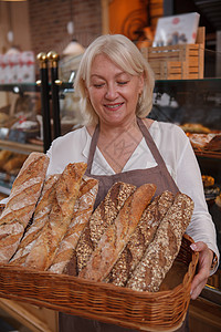 在面包店上班的女年长女子糕点销售量创业员工工作零售糖果商务人士士女性欢迎图片