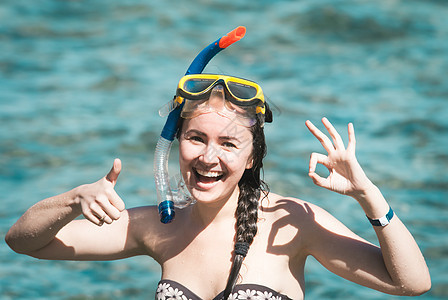 年轻女子喜欢在红海潜水热带活动气候游泳闲暇游泳衣呼吸管海滩游客冒险图片