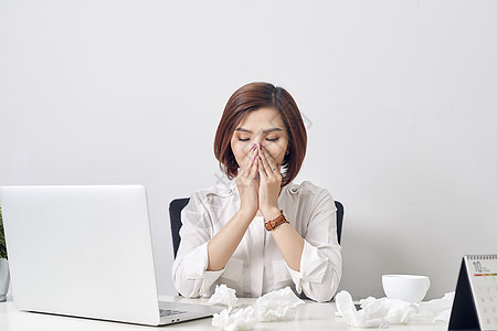 在桌边用笔记本电脑工作时 身组织感寒冷的穷苦妇女医疗鼻子感染桌子疼痛压力经理工人商业疾病图片