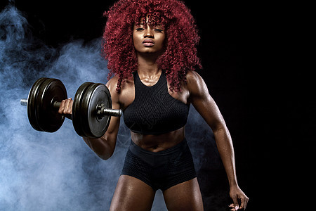 有哑铃的有运动力的美丽女子 能在黑人背景下健身锻炼以保持身体健康二头肌成人活力瑜伽运动员训练活动运动肌肉女性图片