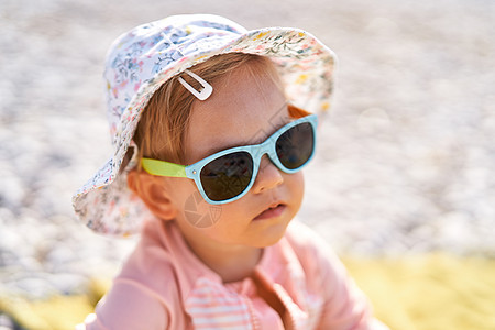 沙滩上戴墨镜的小女孩图片