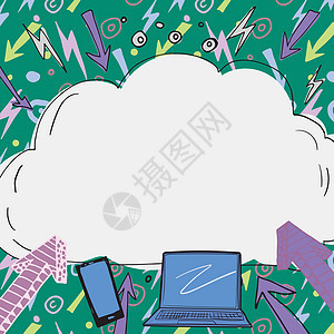 在膝上型计算机 手机 箭头和闪电上方的云中写的重要消息 手机和电脑在多云框架中呈现的重要信息墙纸商业海报桌子笔记本办公室技术互联图片