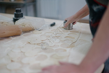 制作自制的子的过程 俄罗斯食品白色面团烹饪面粉食谱猪肉桌子木板水饺食物图片