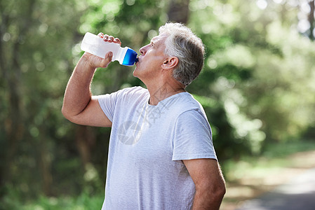 成年男子在户外运动时可饮用饮用水 请查看InfoFinland上的芬兰语和瑞典语图片