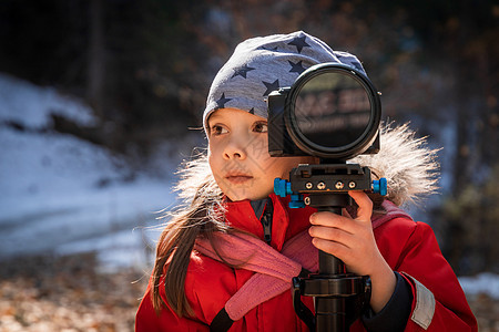 小女孩学习用摄影机拍照片 自然界的图片