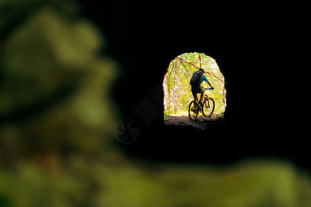 地道尽头的山上自行车车图片