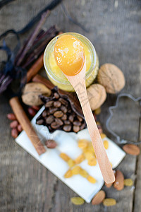 带蜂蜜的木勺子黄色咖啡黑色木头巧克力家庭葡萄干玻璃食物医疗图片