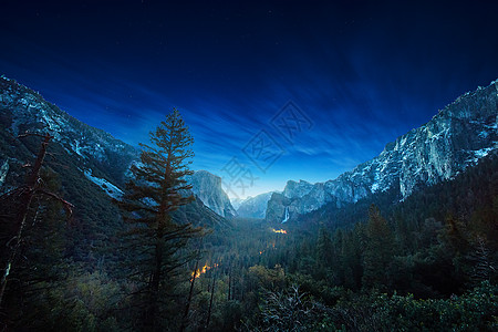 日出前从隧道视图的Yosemite带着和平色彩在日出前图片