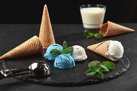 近距离拍摄的奶油和蓝莓冰淇淋 在黑底黑底盘上产品玻璃服务石头圣代甜点食物涂鸦水果桌子图片