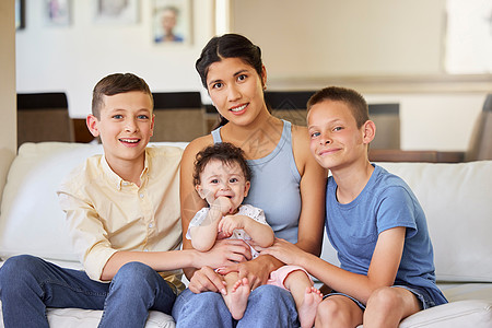 一个多种族家庭的肖像在家里 母亲和她的养子 年轻的母亲和她的孩子们一起放松 混血家庭在家里一起放松 男孩与父母共度时光开支孩子微图片