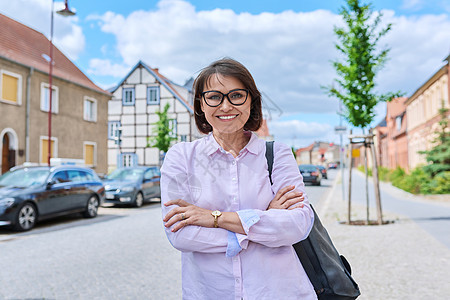 欧洲城市街头自信成功成年女子的肖像 在欧洲城街上游客街道旅行建筑学中年背包房子眼镜女士女性图片