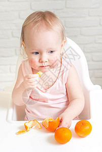 长着食物过敏的可爱小孩幼儿女孩疼痛皮炎红色药品划痕孩子症状白色卫生图片