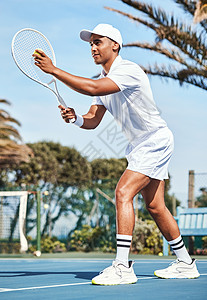 一个英俊的年轻人准备在网球比赛中 表演球赛时被拍成一整张照片了 -你没看到吗?图片