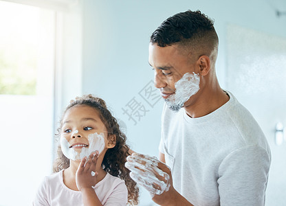 我也喜欢其中的一些 一个小女孩和她的父亲在家里的浴室里玩剃须膏图片