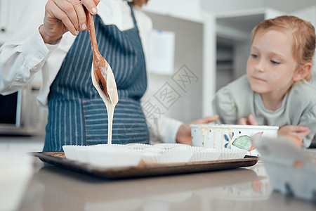 就像魔法一样 它们会变成美味的美食 外婆在家和她孙女一起烤面包的近身镜头 (笑声)图片