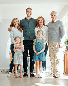 认识我们幸福的一家人 在家里放松的一天 一家人站在一起的全长镜头图片