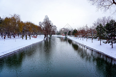 圣诞节场景冬季下雪时的埃斯基泽希尔波尔苏克河游客渠道建筑学场景新年火鸡风景城市蓝色天空背景