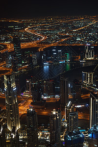 从Burj Huji观察甲板看到迪拜的夜景商业旅游摩天大楼办公楼沙漠城市建筑金融旅行天文台背景图片