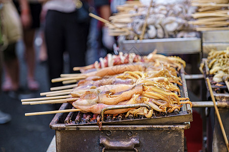 中国城市泰国曼谷Griilled鱿鱼 市场上的Calamari鱼类bbq运输传统游客人群烹饪旅游出租车海鲜食物建筑图片