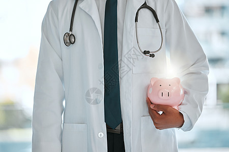 有钱是好事 一个无法辨认的医生 在办公室里存着小猪银行图片