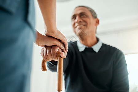 我们每次都起来 护士帮助一个老人站起来 用他的拐杖走着 - 是的 长官背景图片
