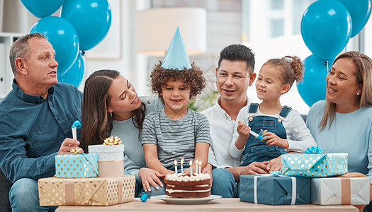 越是蜡烛越大 愿望就越大 一个幸福的家庭在家里庆祝一个生日图片
