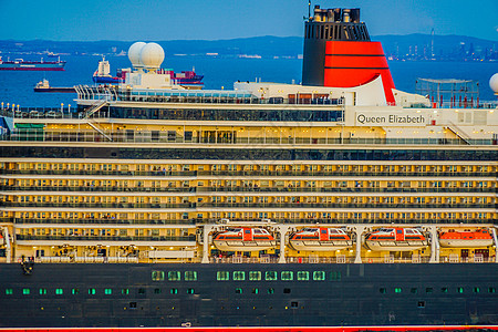 从横滨天空漫步伊丽莎白女王看到豪华船只晴天植物旅游世界港口血管海浪海洋螺旋大船图片