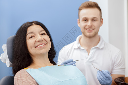 牙科牙医预约期快乐的高级女性病患者牙齿药品客户职业保健医生口腔科精神工人卫生图片
