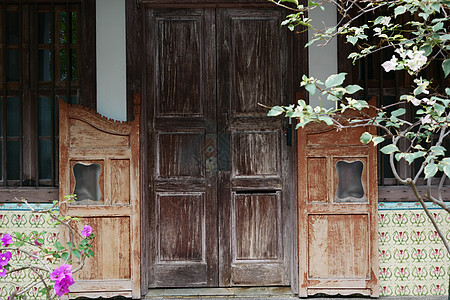 在夏拉波尔的一扇棕木旧门门把手锁孔金属雕刻木头房子古董钥匙建筑学村庄图片